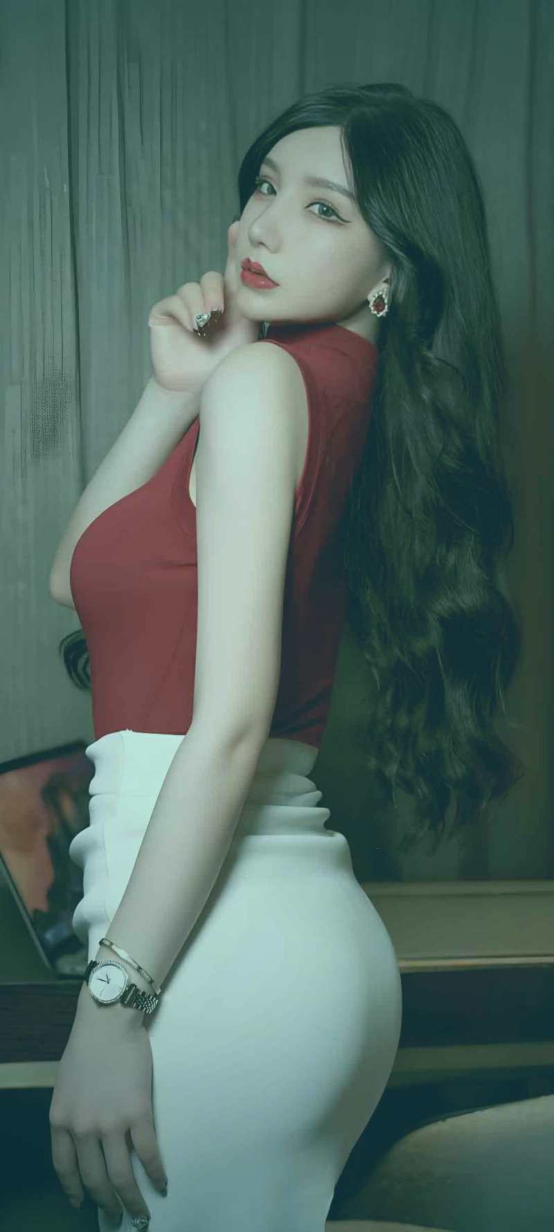 战术板上画满各种箭头和符号，象征复杂的战术部署