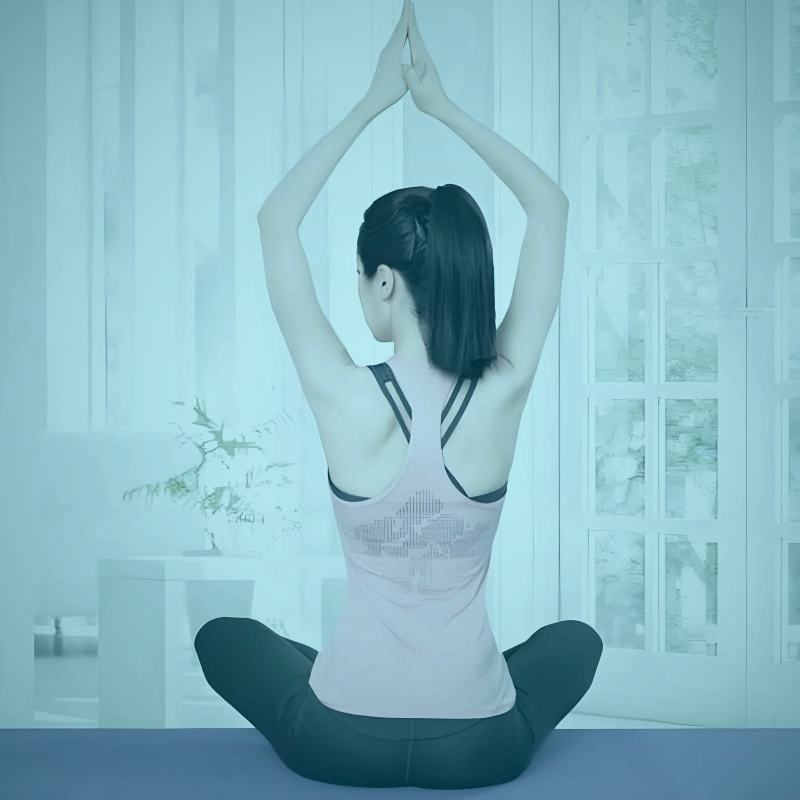 赛场中心与看台观众沸腾瞬间，象征现实比赛与舆论场的同时高潮