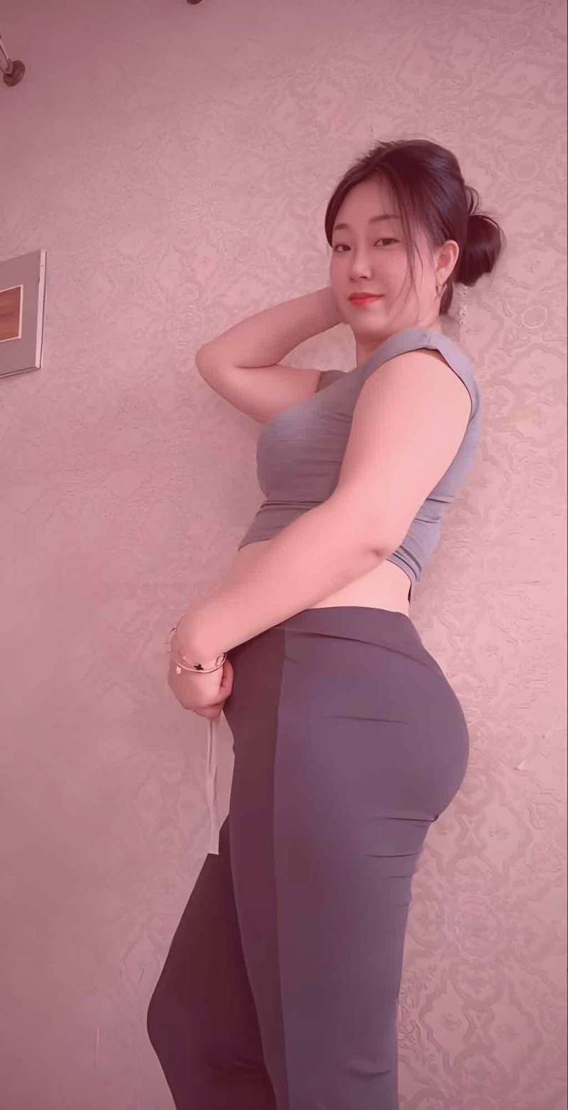 一个充满代码和网络图层的抽象背景，象征信息洪流与数据迷宫