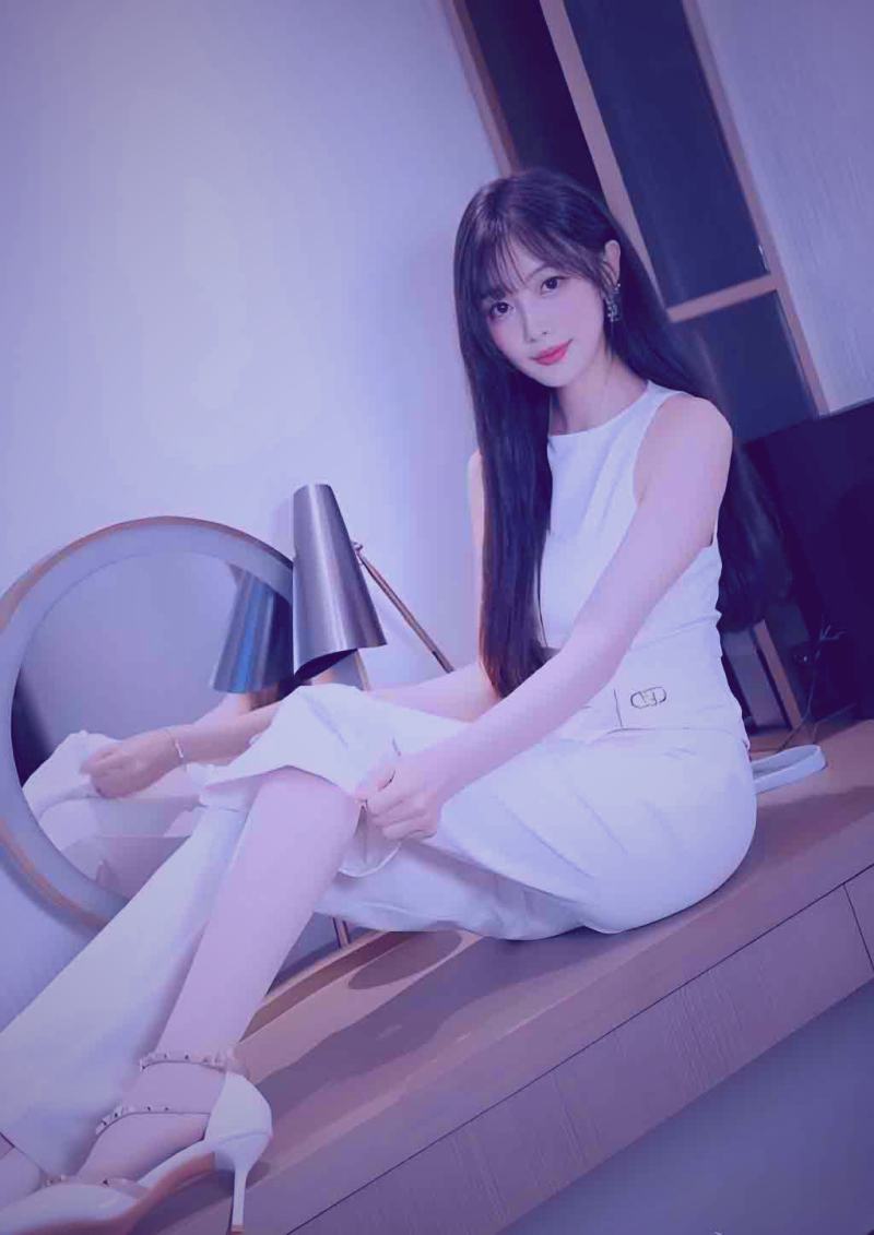 红桃视频平台上的黑白老电影修复版播放界面，显示胶片颗粒与高清画质对比