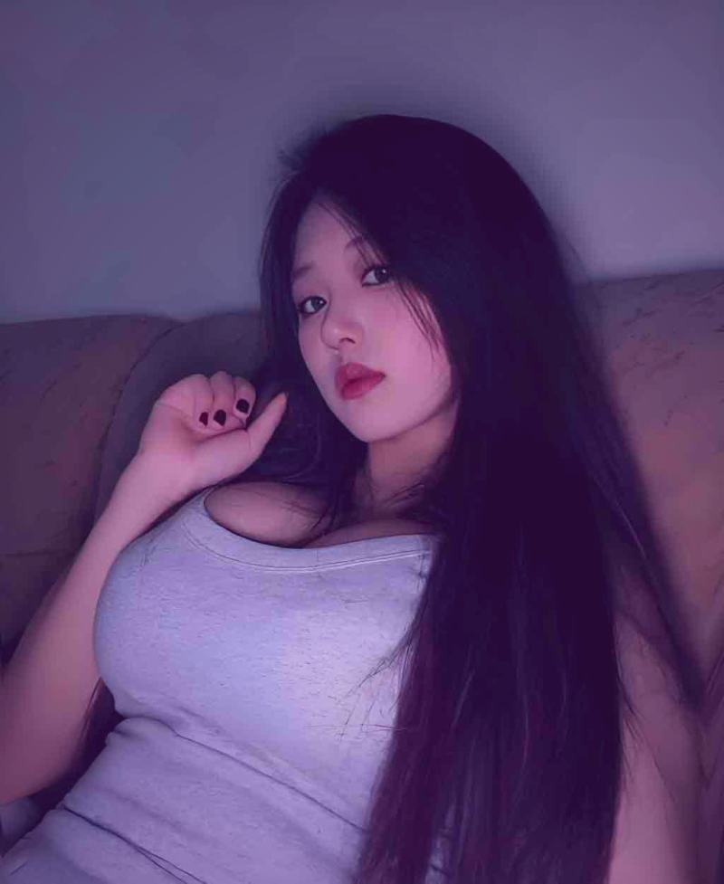 红桃视频最近更新口碑韩剧栏目中一部悬疑题材剧集的剧照，画面色调冷峻，角色表情凝重