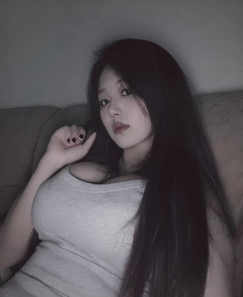 红桃视频本周热播刑侦剧排行榜中另一部热门剧集的剧照，展现主角在犯罪现场进行勘查的场景