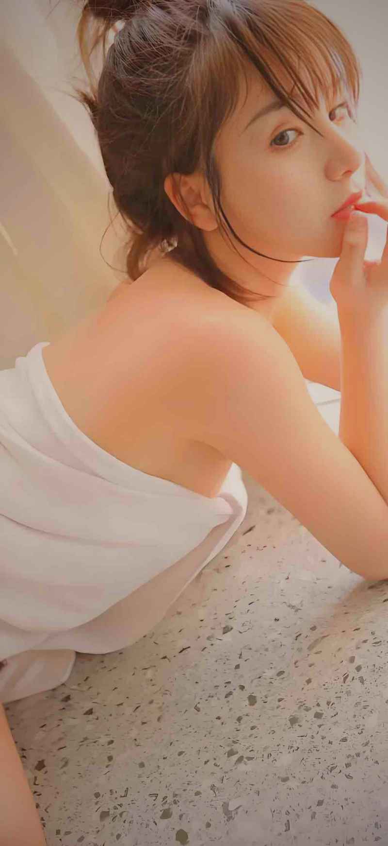 观察室嘉宾正在讨论明星生活片段