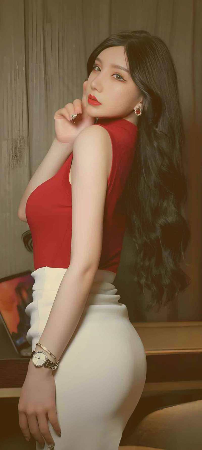古城内部建筑的局部特写，展示精美的雕刻与独特的结构设计