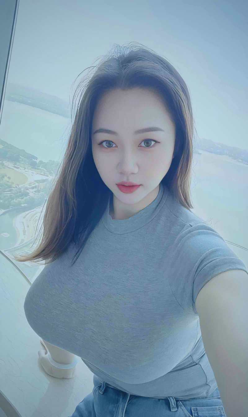 科幻电影中的太空舱内景与宇航员特写
