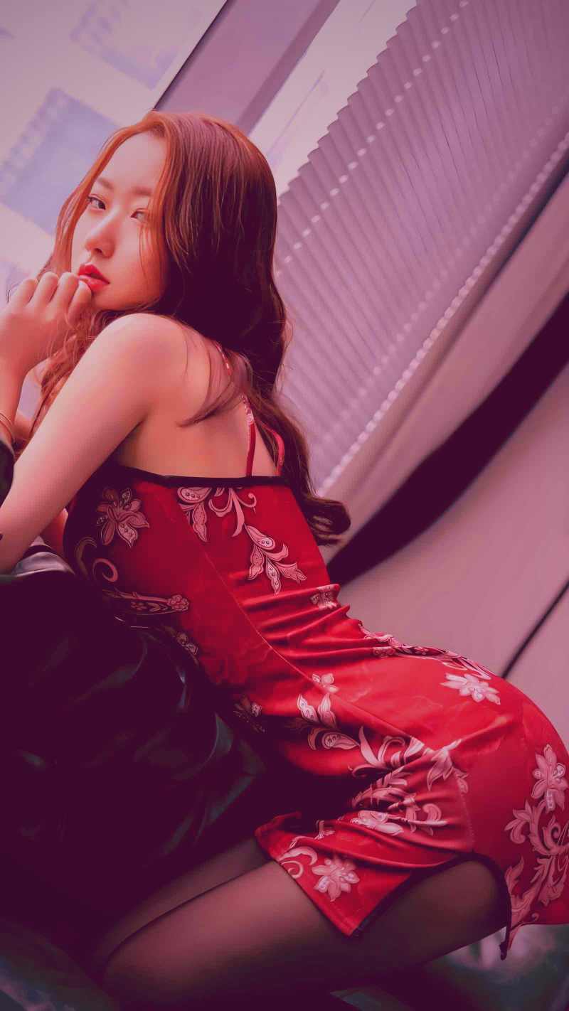 《原来你还在这里》花店外场景，男主角隔着玻璃窗凝视女主角，氛围感十足