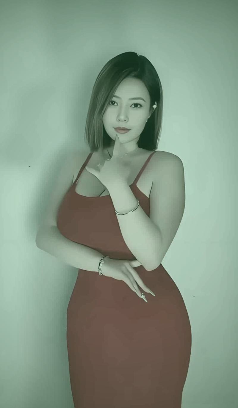 导演在监视器前工作的场景