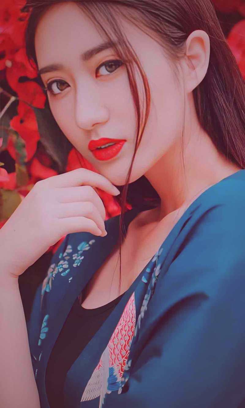 红桃视频甜宠校园剧海报：男女主在校园林荫道相遇场景