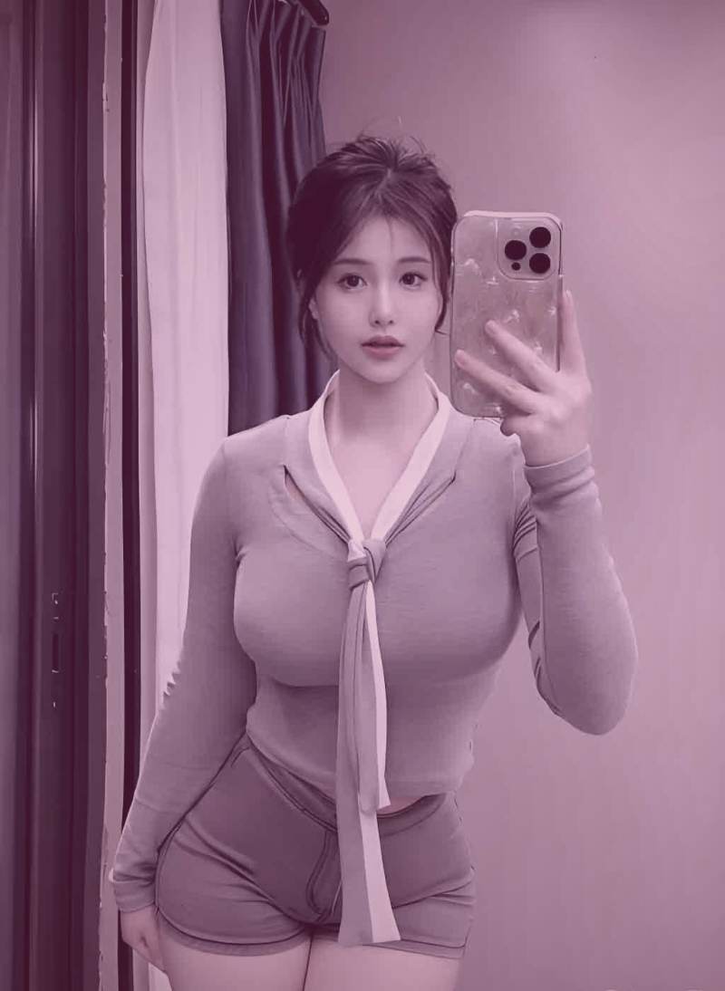 《疾风青春》选手在综合障碍赛中飞跃高墙的瞬间，表情坚毅，肌肉线条充满力量感