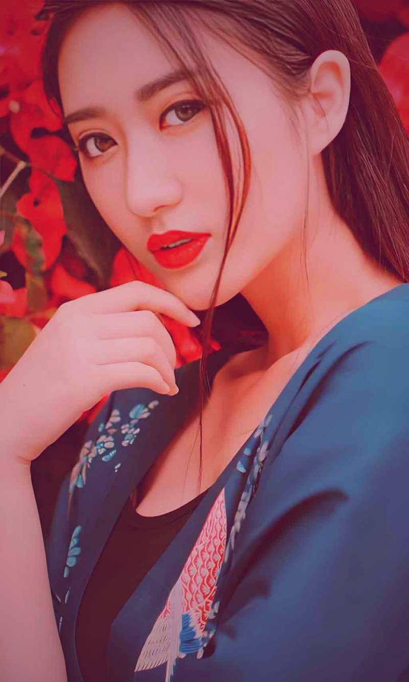 选手们在深夜训练后互相放松肌肉、分享心事的场景，氛围温馨而真挚
