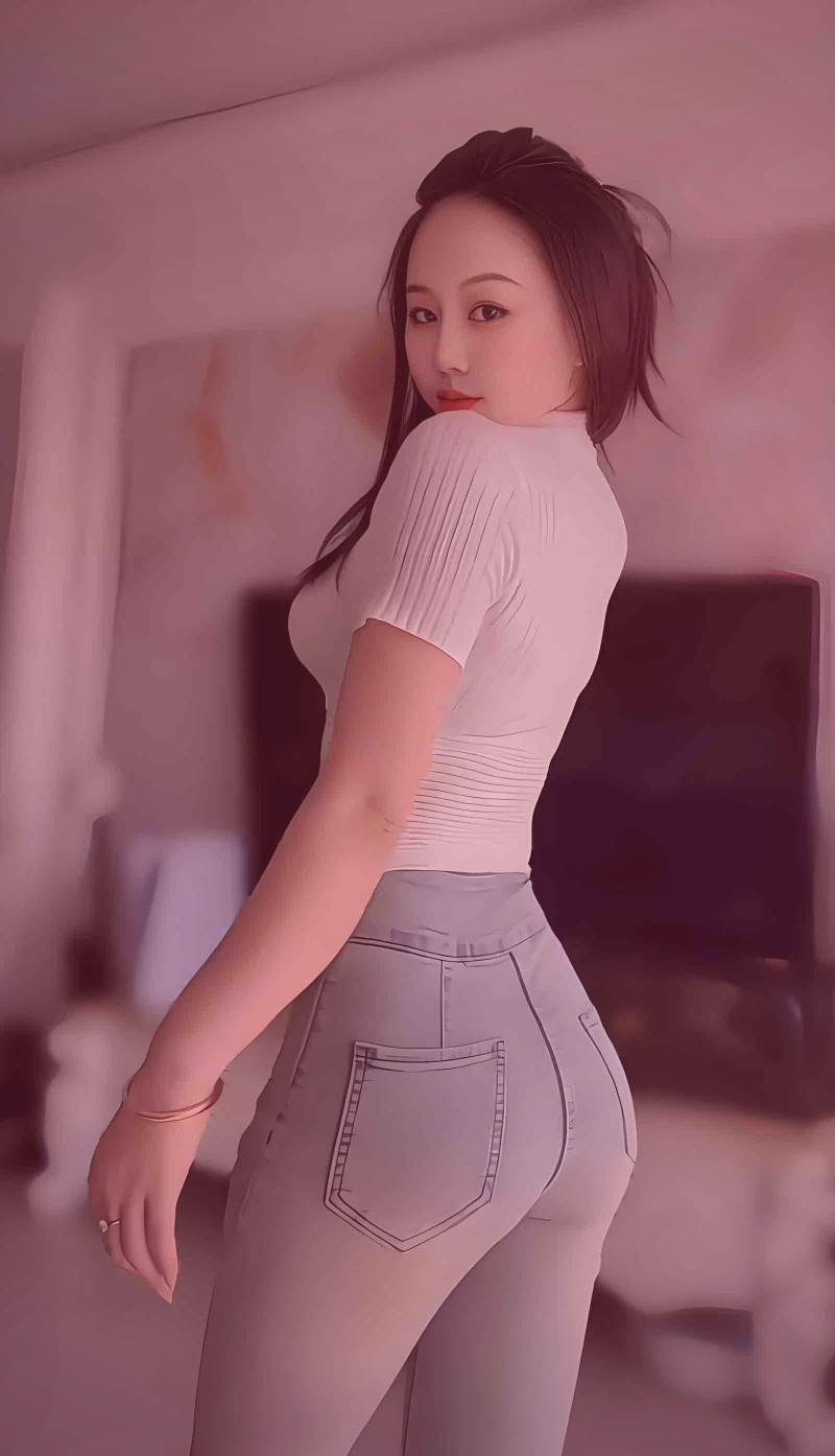 布满标记和笔记的电影分镜脚本与后期调色工作界面同框对比